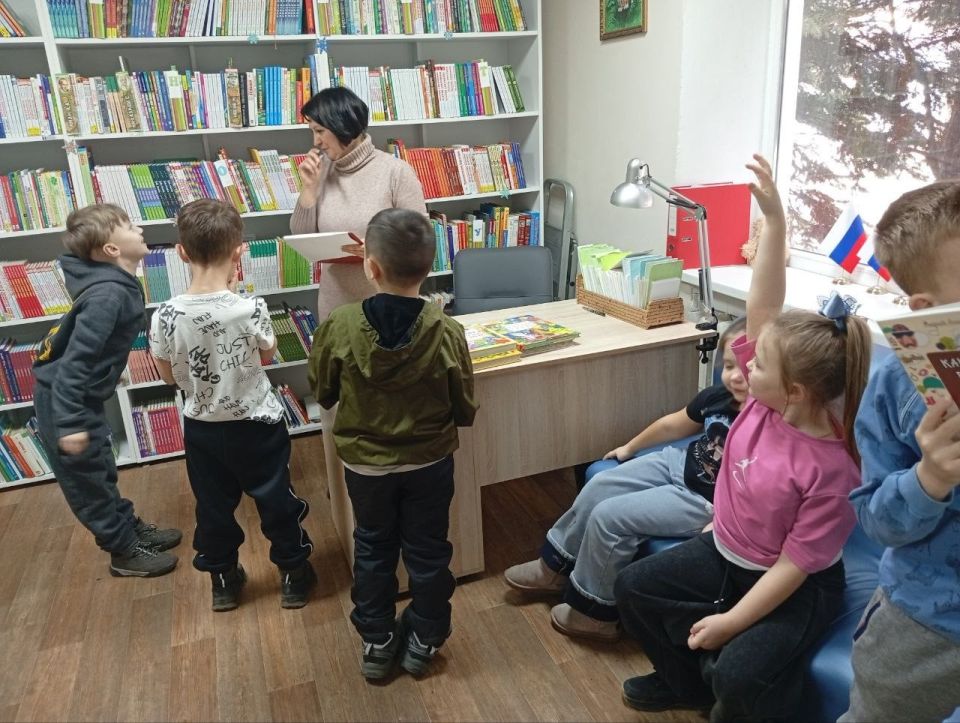 В Лутугинской Районной библиотеке для детей провели экскурсию для первоклассников из Лутугинского УВК «Журавлик» В Лутугинской Районной библиотеке для детей провели экскурсию для первоклассников из Лутугинского УВК «Журавлик»