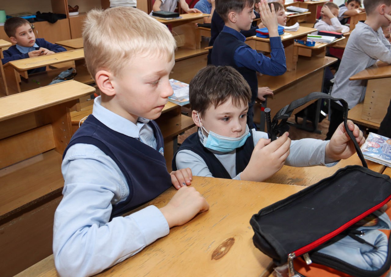 Сильные духом. Женщины-ветераны рассказали школьникам о боевом пути В Луганской школе № 17 прошла встреча учащихся младших классов с ветеранами боевых действий – военными медиками Валентиной Гребенюк и Ольгой Цыбой Сильные духом. Женщины-ветераны рассказали школьникам о боевом пути В Луганской школе № 17 прошла встреча учащихся младших классов с ветеранами боевых действий – военными медиками Валентиной Гребенюк и Ольгой Цыбой