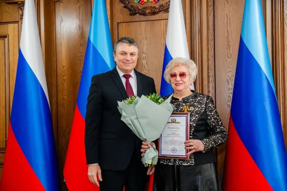 В преддверии Международного женского праздника Глава ЛНР наградил активисток Союза женщин России В преддверии Международного женского праздника Глава ЛНР наградил активисток Союза женщин России