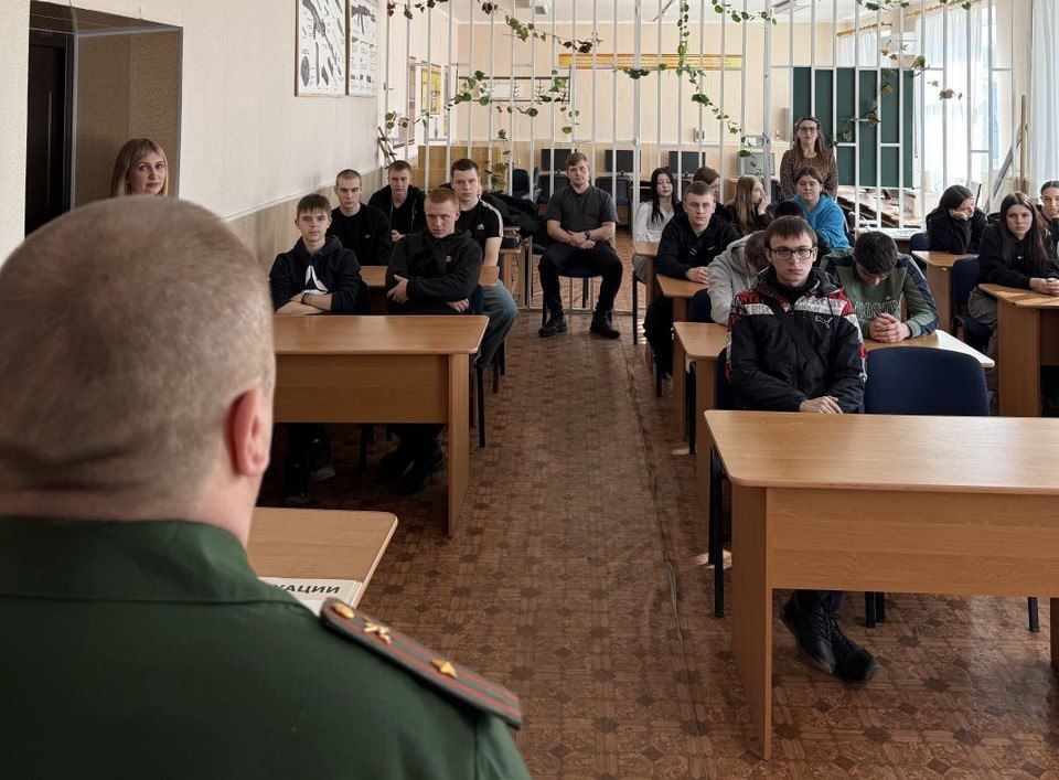 Военный комиссар провел военно-профессиональную ориентацию для студентов Старобельского профессионального колледжа Военный комиссар провел военно-профессиональную ориентацию для студентов Старобельского профессионального колледжа