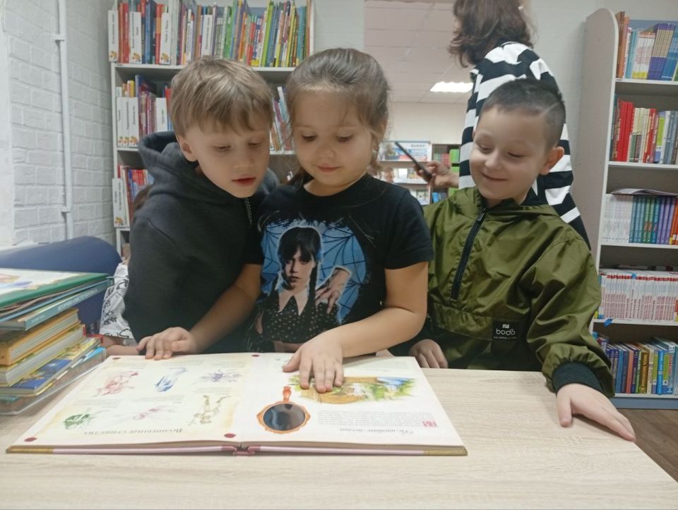 В Лутугинской Районной библиотеке для детей провели экскурсию для первоклассников из Лутугинского УВК «Журавлик» В Лутугинской Районной библиотеке для детей провели экскурсию для первоклассников из Лутугинского УВК «Журавлик»