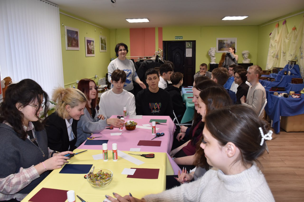 Первомайские единороссы провели мастер-класс по изготовлению открыток к 8 марта Первомайские единороссы провели мастер-класс по изготовлению открыток к 8 марта