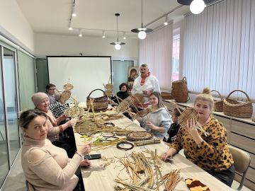 4 марта в Перевальской модельной библиотеке «Библиопортал» прошел мастер-класс по лозоплетению «Тарелочка Зарзо», который провел Юрий Ковалев, мастер по декоративноприкладному и изобразительному искусству клуба «Золотые руки»