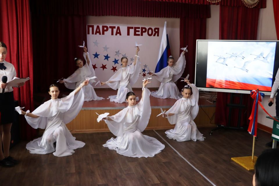 В Стахановской школе №18 открыли Парту Героя в честь участника СВО Никиты Рябова В Стахановской школе №18 открыли Парту Героя в честь участника СВО Никиты Рябова