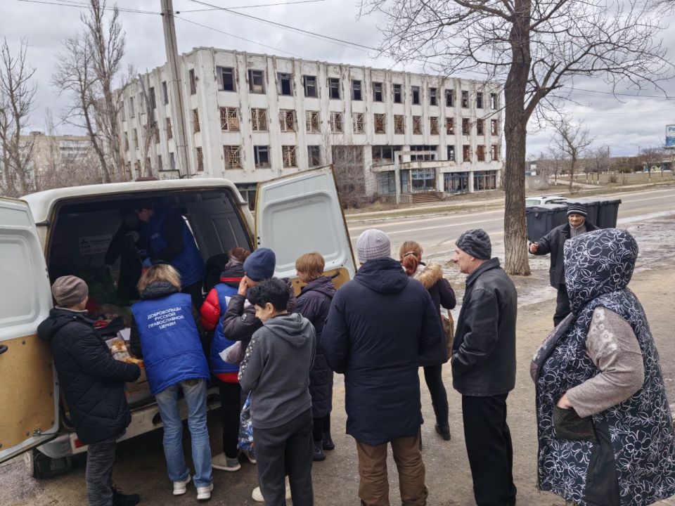 Добровольцы Русской Православной Церкви проявляют активное участие в оказании гуманитарной помощи для жителей пункта временного размещения, обеспечивая доставку продуктов питания и необходимых вещей первой важности Добровольцы Русской Православной Церкви проявляют активное участие в оказании гуманитарной помощи для жителей пункта временного размещения, обеспечивая доставку продуктов питания и необходимых вещей первой важности