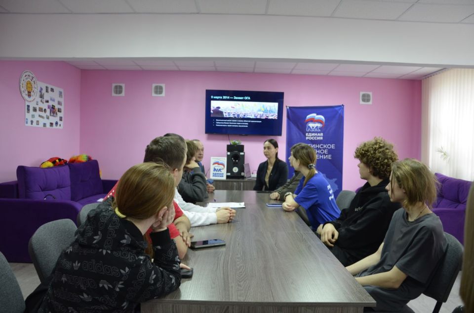 В Лутугино активисты местного отделения партии «Единая Россия» провели круглый тематический стол В Лутугино активисты местного отделения партии «Единая Россия» провели круглый тематический стол