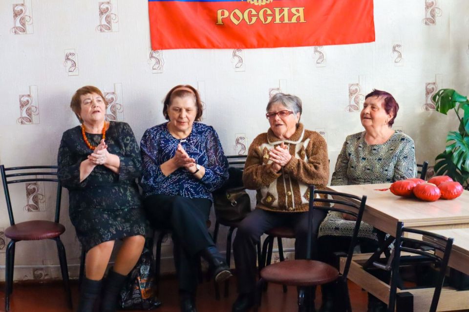 В преддверии международного женского дня 8 марта народный вокальный ансамбль "Козаченьки" Беловодского районного дома культуры выступил с праздничной концертной программой в Беловодском комплексном центре социального... В преддверии международного женского дня 8 марта народный вокальный ансамбль "Козаченьки" Беловодского районного дома культуры выступил с праздничной концертной программой в Беловодском комплексном центре социального...