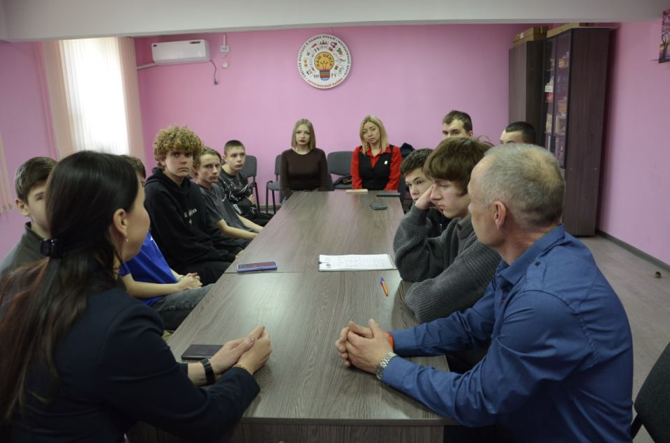 В Лутугино активисты местного отделения партии «Единая Россия» провели круглый тематический стол В Лутугино активисты местного отделения партии «Единая Россия» провели круглый тематический стол