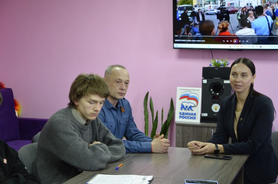 В Лутугино активисты местного отделения партии «Единая Россия» провели круглый тематический стол В Лутугино активисты местного отделения партии «Единая Россия» провели круглый тематический стол