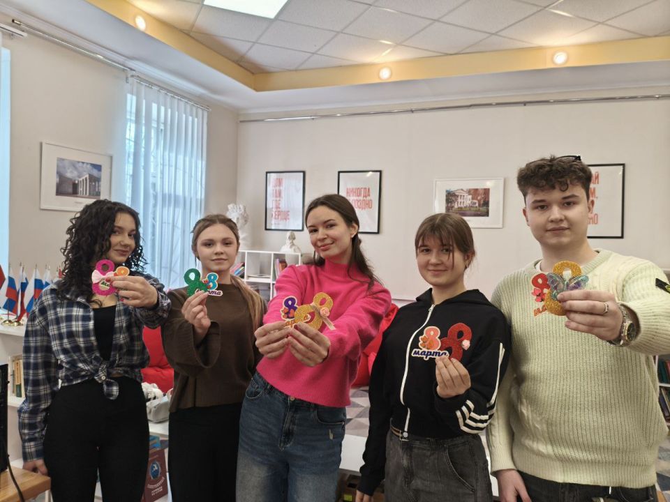 Весна вдохновляет. В преддверии замечательного праздника - Международного женского дня, активисты Движения Первых собрались в молодёжном пространстве на базе МБУ «Музей истории города Ровеньки», чтобы окунуться в атмосферу... Весна вдохновляет. В преддверии замечательного праздника - Международного женского дня, активисты Движения Первых собрались в молодёжном пространстве на базе МБУ «Музей истории города Ровеньки», чтобы окунуться в атмосферу...