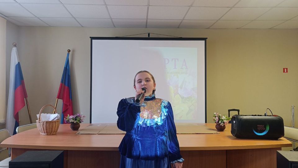 Накануне Международного Женского Дня в актовом зале Станично-Луганского Комплексного центра социального обслуживания населения царило радостное настроение Накануне Международного Женского Дня в актовом зале Станично-Луганского Комплексного центра социального обслуживания населения царило радостное настроение