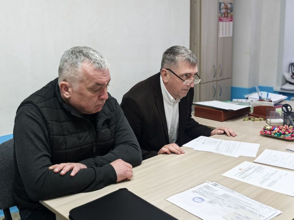 Сегодня встретился с начальником УЖКХ Константином Мартовицким и начальником "Энергосбыт Луганск" Сергеем Шаповаловым Сегодня встретился с начальником УЖКХ Константином Мартовицким и начальником "Энергосбыт Луганск" Сергеем Шаповаловым