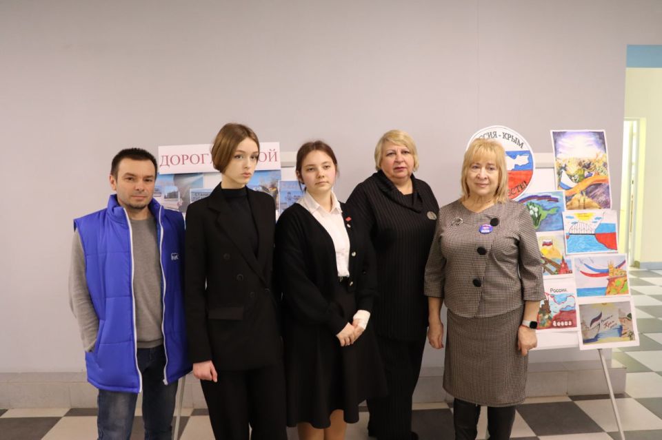 Единороссы Станицы Луганской организовали проведение тематическую выставку «Русская весна – начало пути домой» Единороссы Станицы Луганской организовали проведение тематическую выставку «Русская весна – начало пути домой»