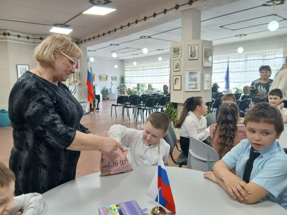 8В преддверии самого доброго и нежного весеннего праздника - Международного женского дня 8 Марта в Кировском историко-художественном музее состоялась игровая программа «Всех важнее слово мама», на которую были приглашены... 8В преддверии самого доброго и нежного весеннего праздника - Международного женского дня 8 Марта в Кировском историко-художественном музее состоялась игровая программа «Всех важнее слово мама», на которую были приглашены...