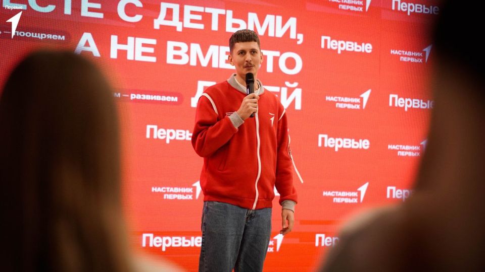 Ровеньковские советники директора приняли участие в церемонии посвящения в наставники Движения Первых Ровеньковские советники директора приняли участие в церемонии посвящения в наставники Движения Первых