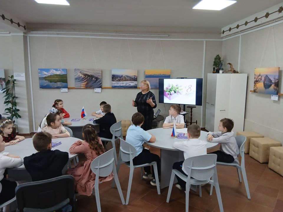 8В преддверии самого доброго и нежного весеннего праздника - Международного женского дня 8 Марта в Кировском историко-художественном музее состоялась игровая программа «Всех важнее слово мама», на которую были приглашены... 8В преддверии самого доброго и нежного весеннего праздника - Международного женского дня 8 Марта в Кировском историко-художественном музее состоялась игровая программа «Всех важнее слово мама», на которую были приглашены...