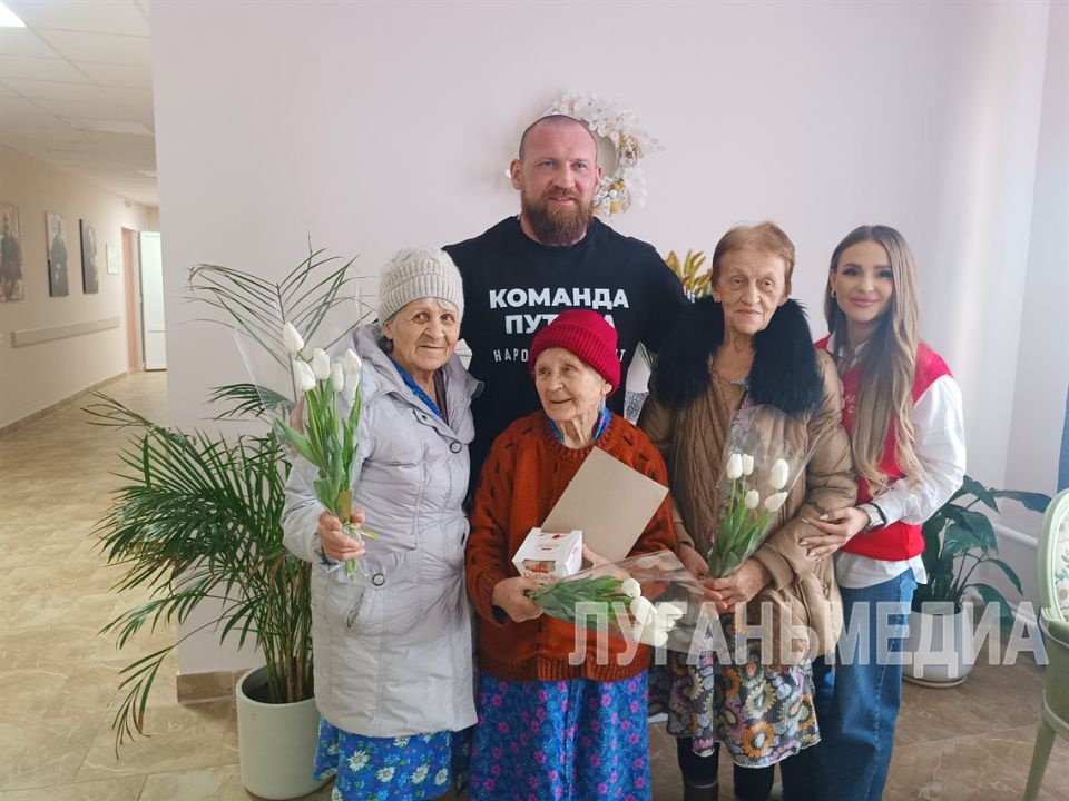 Известный боксер Дмитрий Кудряшов посетил богадельню в селе Камышное и поздравил ее постоялиц с наступающим 8 Марта Известный боксер Дмитрий Кудряшов посетил богадельню в селе Камышное и поздравил ее постоялиц с наступающим 8 Марта