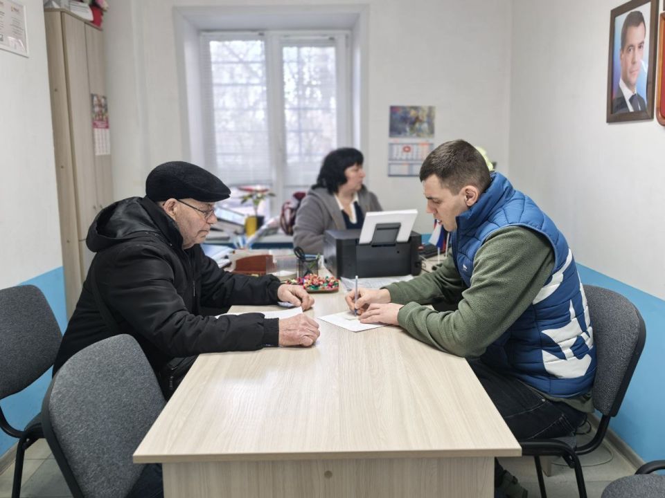 Сегодня встретился с начальником УЖКХ Константином Мартовицким и начальником "Энергосбыт Луганск" Сергеем Шаповаловым Сегодня встретился с начальником УЖКХ Константином Мартовицким и начальником "Энергосбыт Луганск" Сергеем Шаповаловым