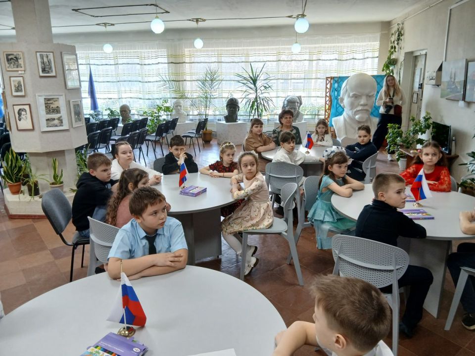 8В преддверии самого доброго и нежного весеннего праздника - Международного женского дня 8 Марта в Кировском историко-художественном музее состоялась игровая программа «Всех важнее слово мама», на которую были приглашены... 8В преддверии самого доброго и нежного весеннего праздника - Международного женского дня 8 Марта в Кировском историко-художественном музее состоялась игровая программа «Всех важнее слово мама», на которую были приглашены...