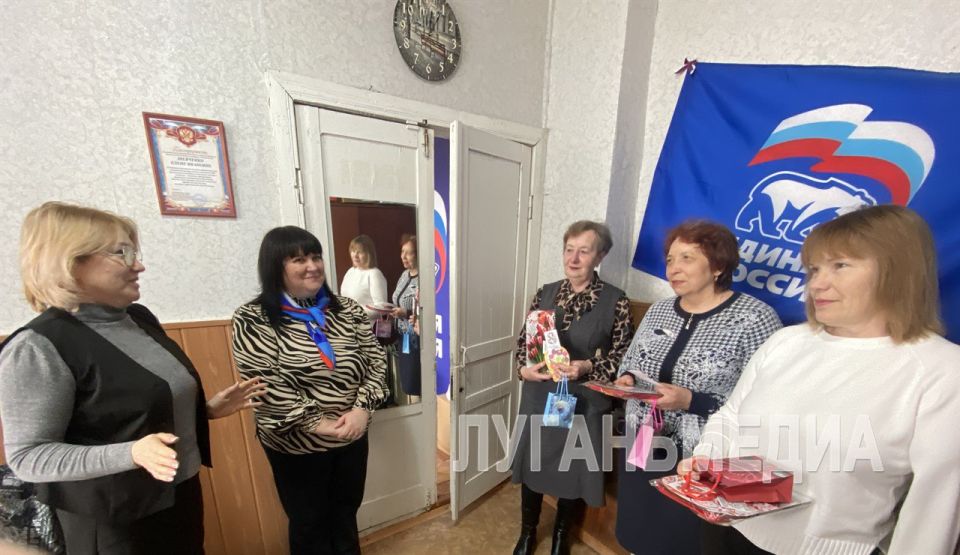 В Меловом единороссы поздравили волонтеров с наступающим 8 Марта В Меловом единороссы поздравили волонтеров с наступающим 8 Марта