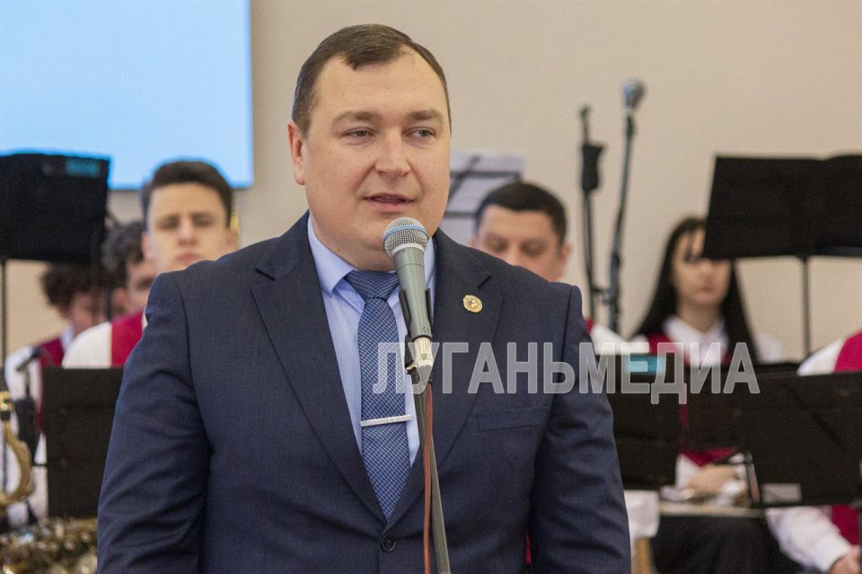 В луганской администрации прошел концерт, посвященный 8 Марта В луганской администрации прошел концерт, посвященный 8 Марта