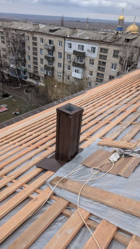 В пгт Краснодон продолжаются масштабные работы по ремонту кровель многоквартирных домов, которые выполняются при поддержке Тюменской области В пгт Краснодон продолжаются масштабные работы по ремонту кровель многоквартирных домов, которые выполняются при поддержке Тюменской области