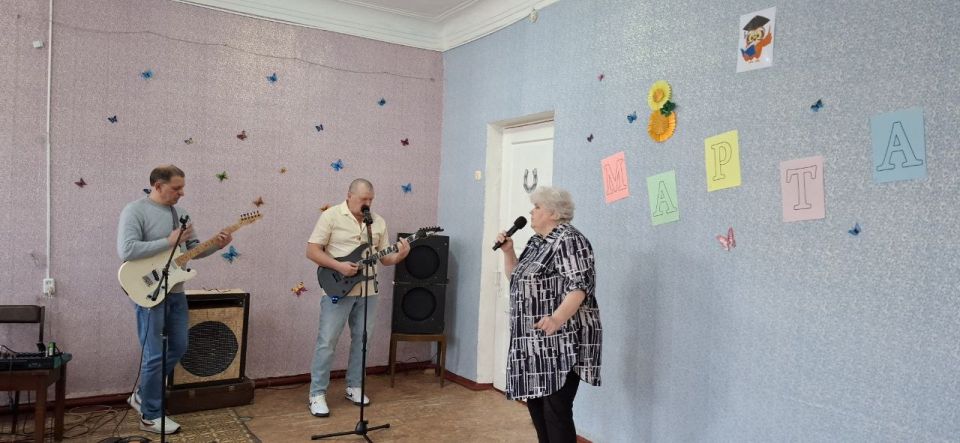 В Красном Луче для слушателей Университета третьего возраста состоялась праздничная концертная программа В Красном Луче для слушателей Университета третьего возраста состоялась праздничная концертная программа