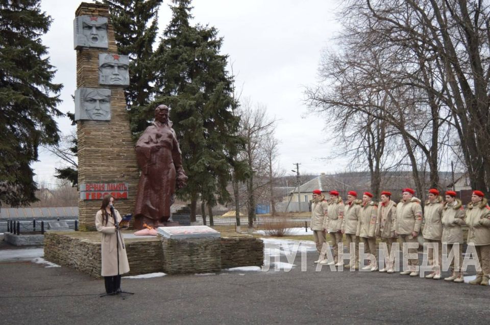 Жители Белокуракино провели митинг, посвященный четвертой годовщине освобождения района от украинских боевиков Жители Белокуракино провели митинг, посвященный четвертой годовщине освобождения района от украинских боевиков