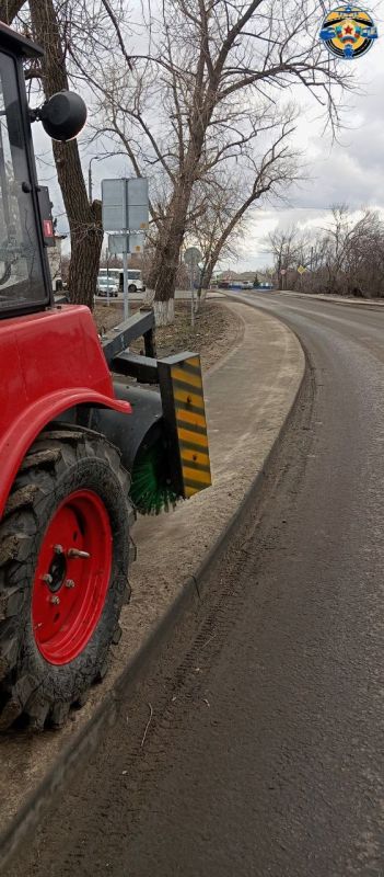 Вдоль трассы Успенка-Антрацит специалисты дорожных служб проводят очистку тротуаров механическим способом Вдоль трассы Успенка-Антрацит специалисты дорожных служб проводят очистку тротуаров механическим способом