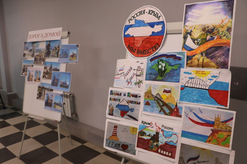 Единороссы Станицы Луганской организовали проведение тематическую выставку «Русская весна – начало пути домой» Единороссы Станицы Луганской организовали проведение тематическую выставку «Русская весна – начало пути домой»