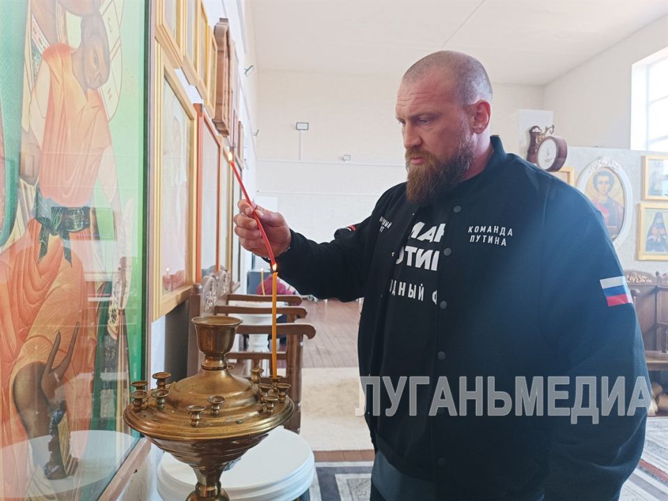 Известный боксер Дмитрий Кудряшов посетил богадельню в селе Камышное и поздравил ее постоялиц с наступающим 8 Марта Известный боксер Дмитрий Кудряшов посетил богадельню в селе Камышное и поздравил ее постоялиц с наступающим 8 Марта