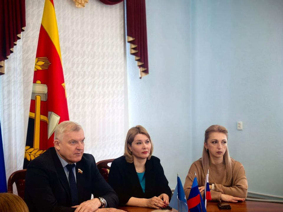 Сегодня в Краснодоне состоялась встреча с партийным активом Краснодонского местного отделения политической партии «Единая Россия» Сегодня в Краснодоне состоялась встреча с партийным активом Краснодонского местного отделения политической партии «Единая Россия»