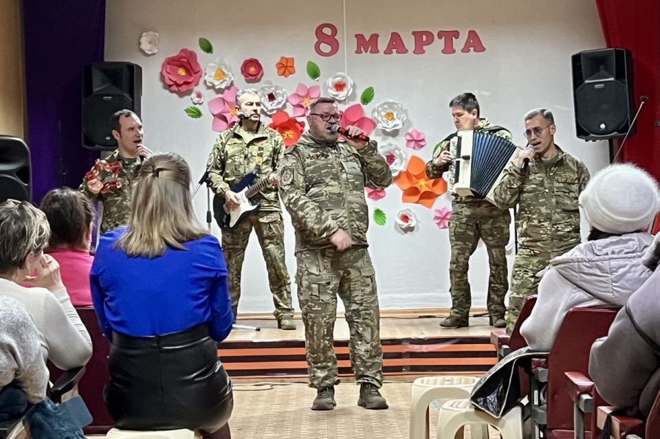 Праздничный концерт в Краснодонском комплексном центре Праздничный концерт в Краснодонском комплексном центре