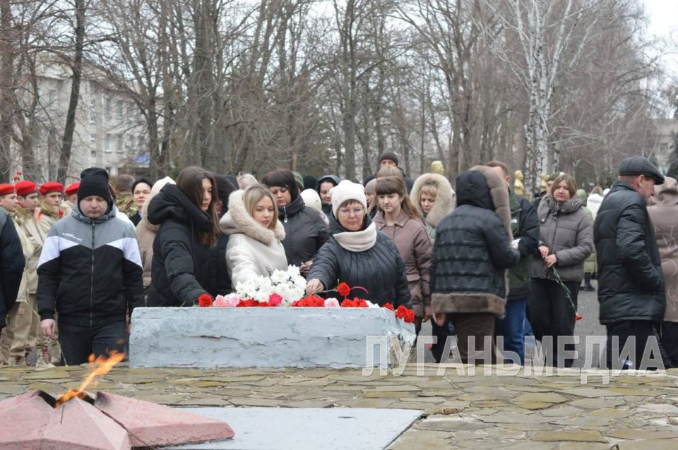 Жители Белокуракино провели митинг, посвященный четвертой годовщине освобождения района от украинских боевиков Жители Белокуракино провели митинг, посвященный четвертой годовщине освобождения района от украинских боевиков