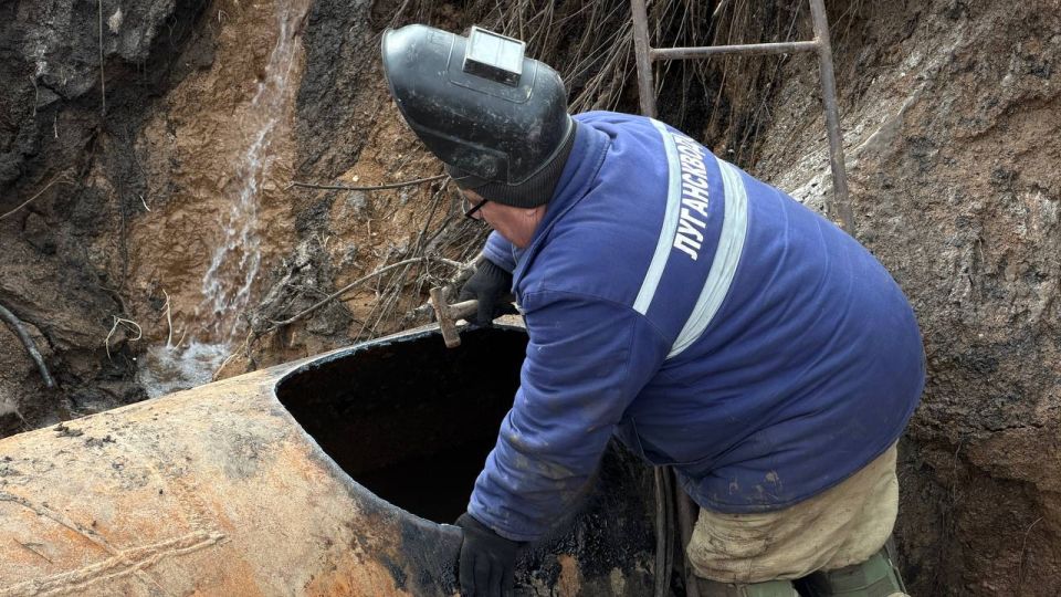 «Лугансквода» устраняет порыв на магистральном водоводе в Славяносербском районе «Лугансквода» устраняет порыв на магистральном водоводе в Славяносербском районе