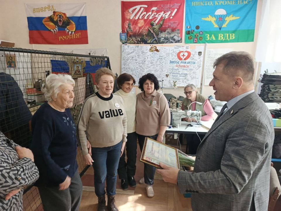 Председатель Совета городского округа город Алчевск Роман Лысенко посетил Алчевское отделение всероссийского волонтерского проекта «Золотые руки Ангела» Председатель Совета городского округа город Алчевск Роман Лысенко посетил Алчевское отделение всероссийского волонтерского проекта «Золотые руки Ангела»