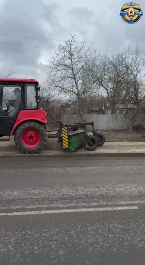 Вдоль трассы Успенка-Антрацит специалисты дорожных служб проводят очистку тротуаров механическим способом