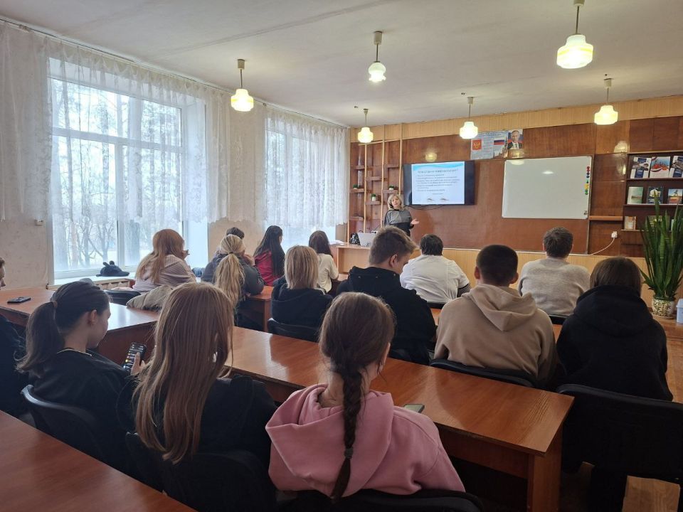 Подростковый врач Ровеньковской городской поликлиники рассказала подросткам об основных аспектах ЗОЖ Подростковый врач Ровеньковской городской поликлиники рассказала подросткам об основных аспектах ЗОЖ
