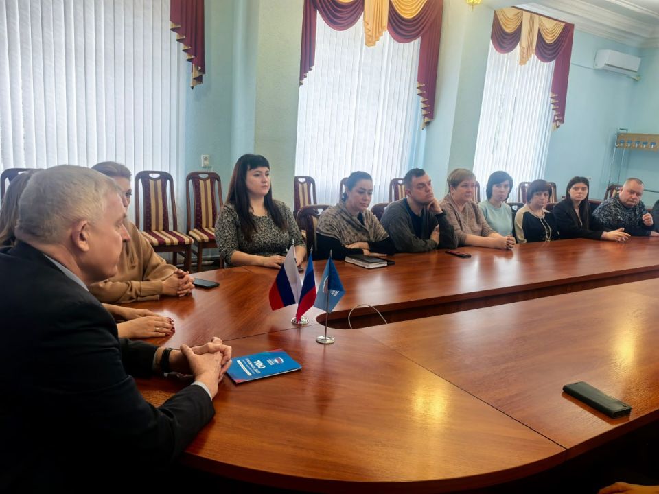 Сегодня в Краснодоне состоялась встреча с партийным активом Краснодонского местного отделения политической партии «Единая Россия» Сегодня в Краснодоне состоялась встреча с партийным активом Краснодонского местного отделения политической партии «Единая Россия»