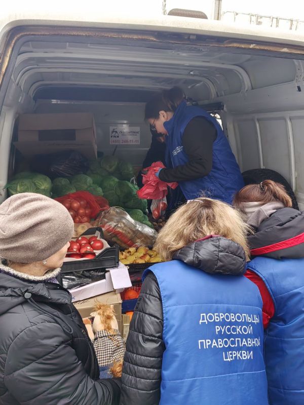 Добровольцы Русской Православной Церкви проявляют активное участие в оказании гуманитарной помощи для жителей пункта временного размещения, обеспечивая доставку продуктов питания и необходимых вещей первой важности Добровольцы Русской Православной Церкви проявляют активное участие в оказании гуманитарной помощи для жителей пункта временного размещения, обеспечивая доставку продуктов питания и необходимых вещей первой важности