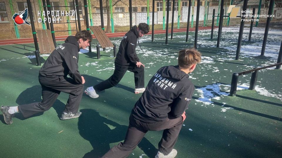 Молодёжка НФ из Стаханова провела разминку на местной спортплощадке! Ребята собрались, чтобы зарядиться энергией и настроиться на позитивный лад Молодёжка НФ из Стаханова провела разминку на местной спортплощадке! Ребята собрались, чтобы зарядиться энергией и настроиться на позитивный лад