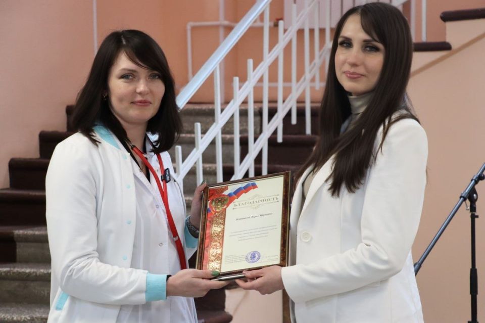 С наступающим праздником весны и красоты единороссы Северодонецка поздравили героинь в белых халатах С наступающим праздником весны и красоты единороссы Северодонецка поздравили героинь в белых халатах