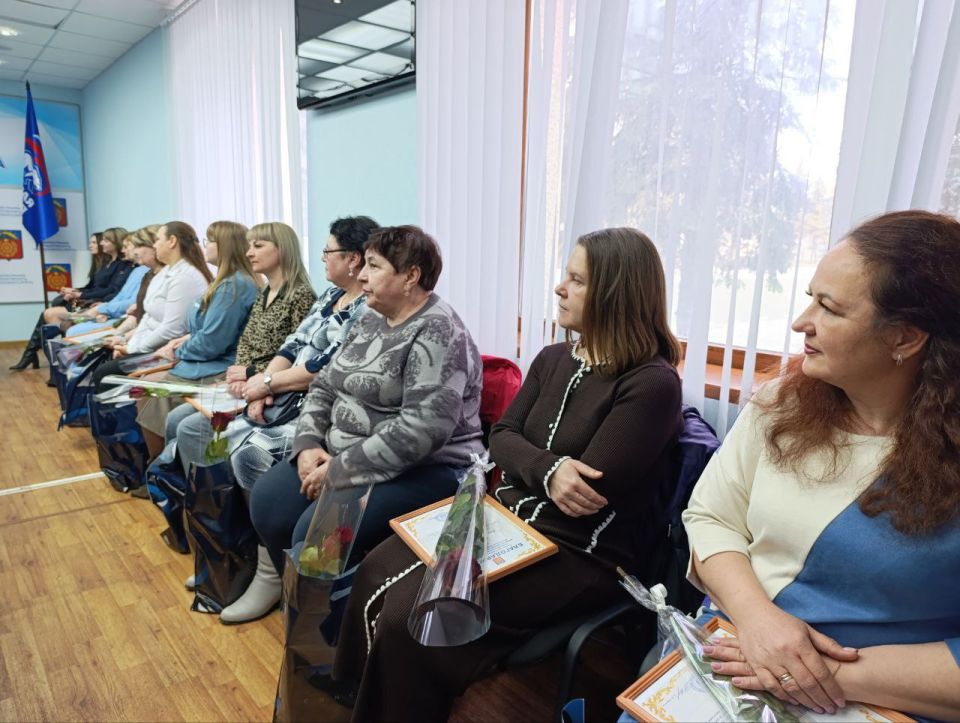 В Администрации Антрацитовского муниципального округа в преддверии Международного женского дня состоялось торжественное награждение женщин, чей труд и инициативы играют ключевую роль в развитии всех сфер жизни территории В Администрации Антрацитовского муниципального округа в преддверии Международного женского дня состоялось торжественное награждение женщин, чей труд и инициативы играют ключевую роль в развитии всех сфер жизни территории