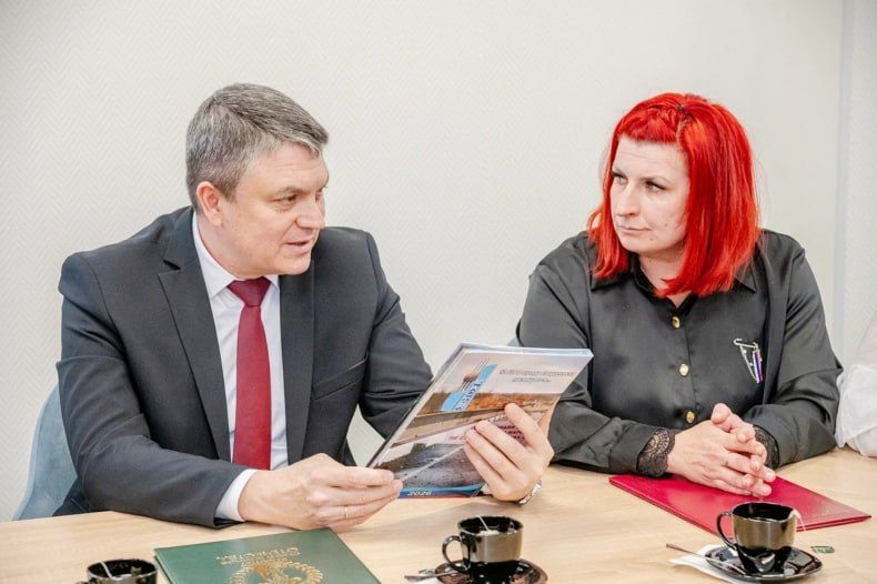 Глава ЛНР встретился с представительницами регионального штаба КСВО Глава ЛНР встретился с представительницами регионального штаба КСВО