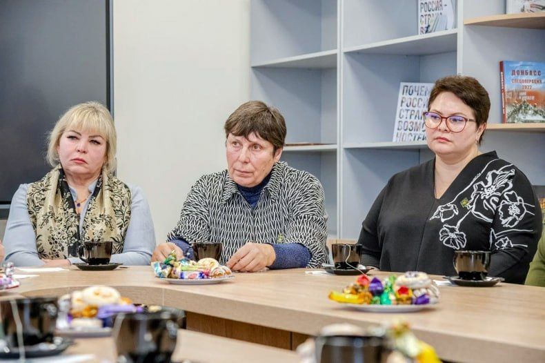 Глава ЛНР встретился с представительницами регионального штаба КСВО Глава ЛНР встретился с представительницами регионального штаба КСВО