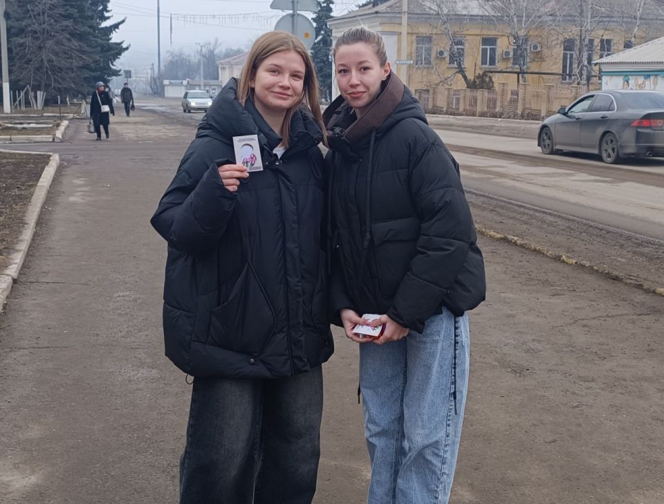 В преддверии Международного женского дня улицы Перевальска наполнились весенним настроением благодаря праздничной акции, организованной членами молодежного совета при Администрации Перевальского округа, совместно с... В преддверии Международного женского дня улицы Перевальска наполнились весенним настроением благодаря праздничной акции, организованной членами молодежного совета при Администрации Перевальского округа, совместно с...
