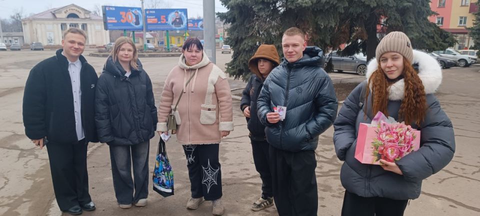 В преддверии Международного женского дня улицы Перевальска наполнились весенним настроением благодаря праздничной акции, организованной членами молодежного совета при Администрации Перевальского округа, совместно с... В преддверии Международного женского дня улицы Перевальска наполнились весенним настроением благодаря праздничной акции, организованной членами молодежного совета при Администрации Перевальского округа, совместно с...