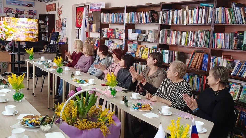 Единороссы Славяносербщины поздравили представительниц разных профессий с предстоящим Международным женским днём Единороссы Славяносербщины поздравили представительниц разных профессий с предстоящим Международным женским днём