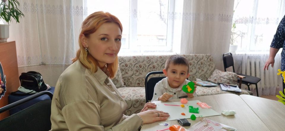 Весеннее тепло и семейные улыбки: в Славяносербской библиотеке отметили Международный женский день Весеннее тепло и семейные улыбки: в Славяносербской библиотеке отметили Международный женский день