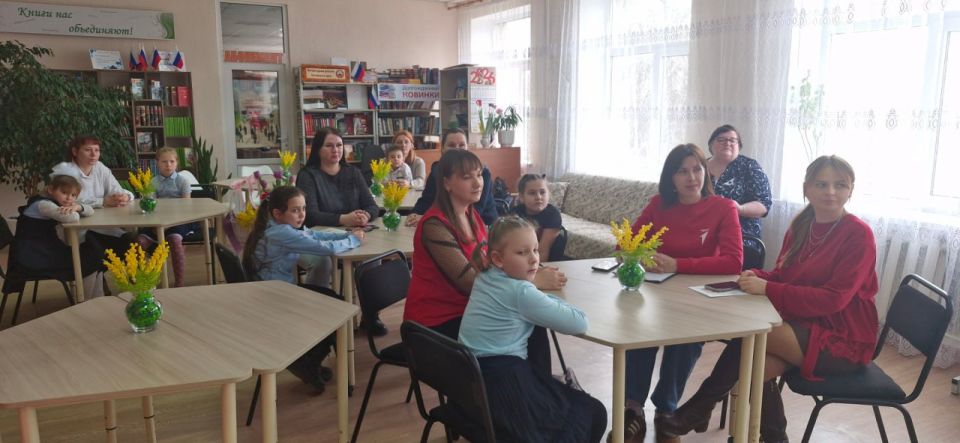 Весеннее тепло и семейные улыбки: в Славяносербской библиотеке отметили Международный женский день Весеннее тепло и семейные улыбки: в Славяносербской библиотеке отметили Международный женский день